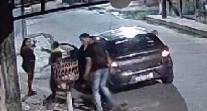 Vídeo: Casal vive momento de terror ao ter carro roubado por dupla no Zumbi