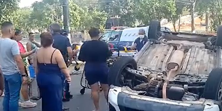 Vídeo: motorista perde controle do Mobi e sai capotando na Compensa