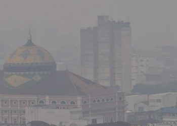 Chuva vai embora e fumaça volta a sufocar vários bairros de Manaus