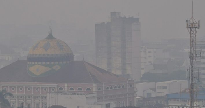 Chuva vai embora e fumaça volta a sufocar vários bairros de Manaus
