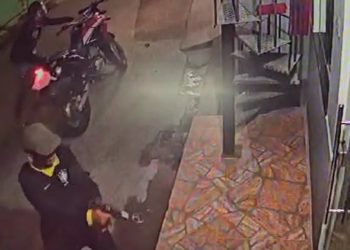 Vídeo mostra bandidos apontando arma e tentando invadir casa de professor em Manaus