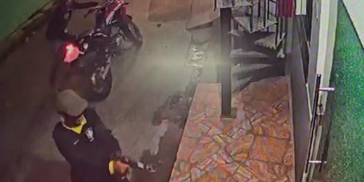 Vídeo mostra bandidos apontando arma e tentando invadir casa de professor em Manaus