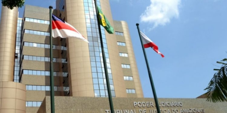 Elevador do Tribunal de Justiça do Amazonas despenca e deixa servidores feridos