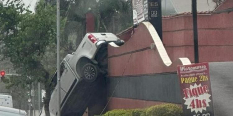 Vídeo: cheio de tesão, homem perde controle do carro e acaba montando no muro do motel