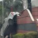Vídeo: cheio de tesão, homem perde controle do carro e acaba montando no muro do motel