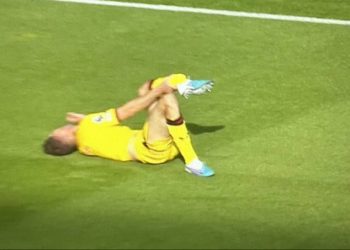 Cenas fortes: zagueiro sofre lesão gravíssima no tornozelo