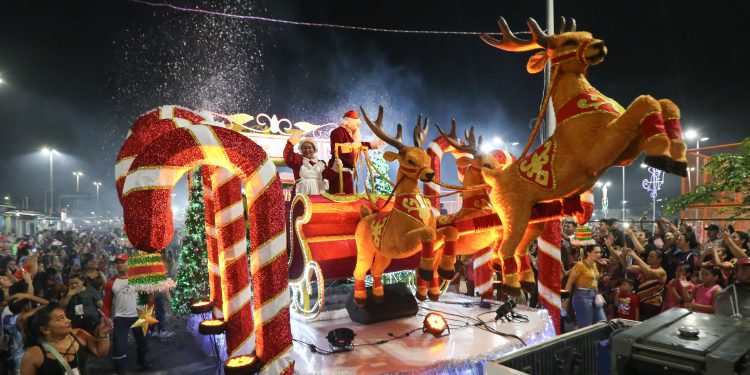 2ª Parada Natalina acontece na faixa liberada da Ponta Negra