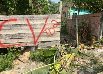 Após agredir mulher, homem é morto em área dominada por facção