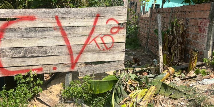 Após agredir mulher, homem é morto em área dominada por facção