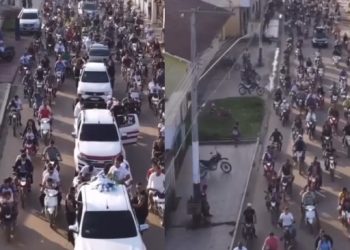 Centenas de pessoas em Eirunepé se reúnem para receber corpos de vítimas de acidente aéreo no Acre