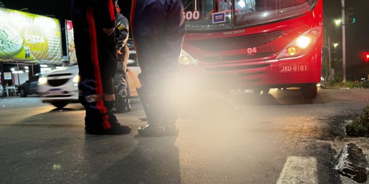 Policial a paisana reage à assalto e suspeito morre