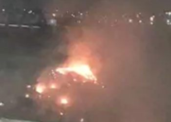 Moradores de rua queimam fios furtados e iniciam incêndio de grandes proporções