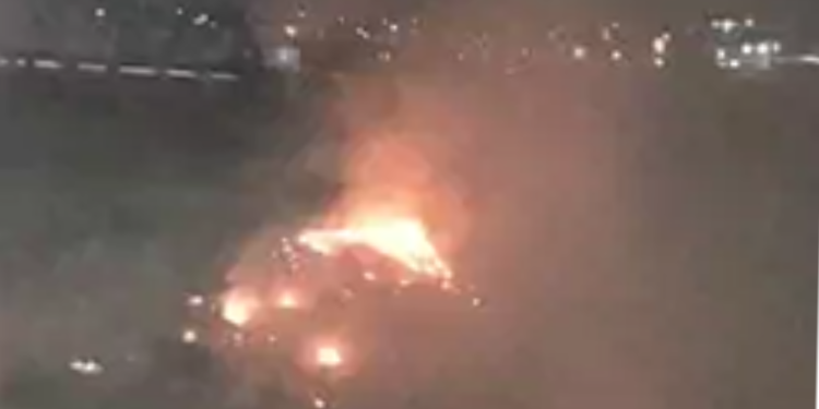 Moradores de rua queimam fios furtados e iniciam incêndio de grandes proporções