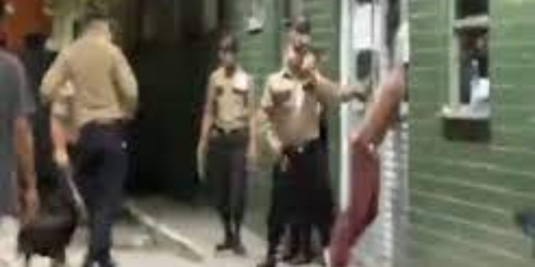 Homem é preso após quebrar portas e vidro de hospital de Manaus