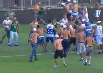 Jogo do Curitiba termina em pancadaria após torcedores invadirem o Campo