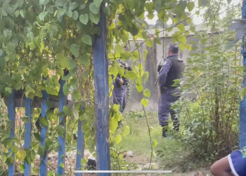 Brincando em casa abandonada, crianças encontram corpo de torturado