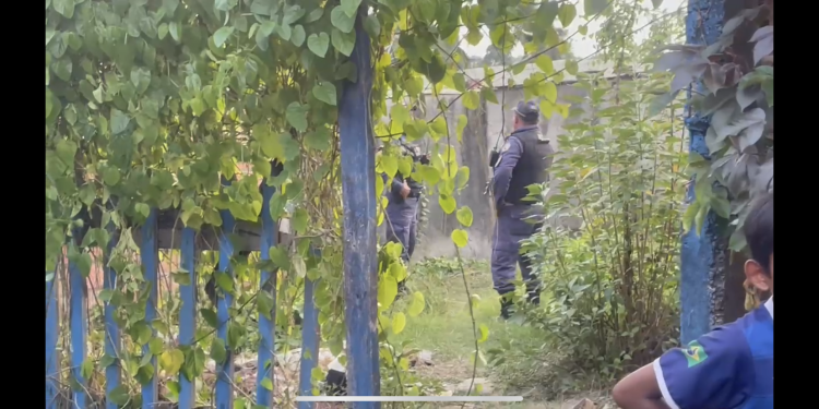 Brincando em casa abandonada, crianças encontram corpo de torturado