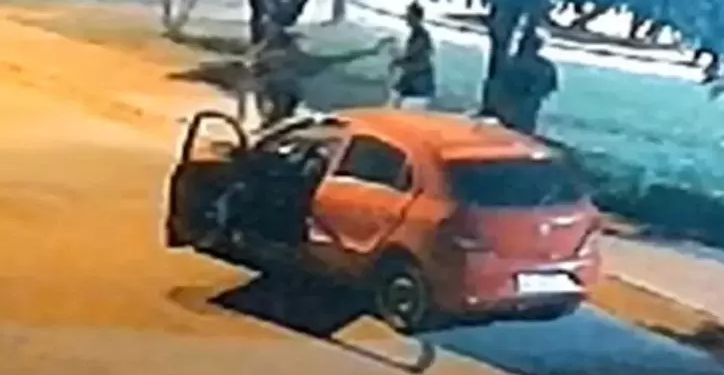 Vídeo mostra jovem de 19 anos atira em homem que “mexeu” com a namorada dele