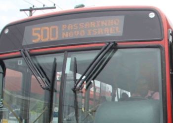 Passageiro apanha, idosa passa mal e bandido atira durante assalto a ônibus em Manaus