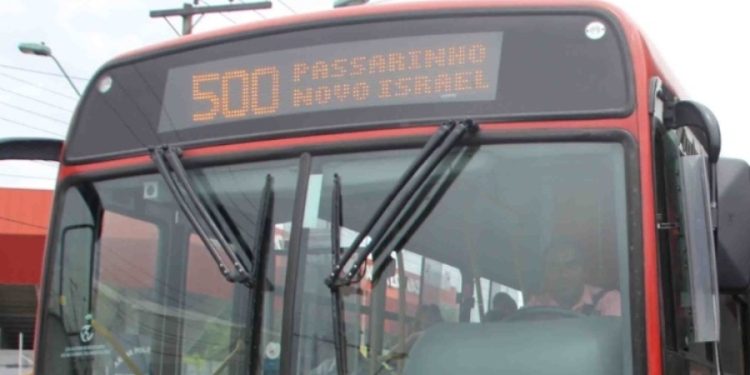 Passageiro apanha, idosa passa mal e bandido atira durante assalto a ônibus em Manaus