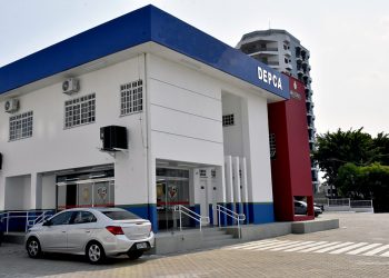 Policiais prendem homem de 40 anos que vivia como marido e mulher com menina de 12 anos em Manaus