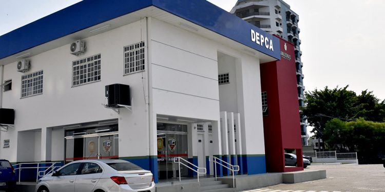 Policiais prendem homem de 40 anos que vivia como marido e mulher com menina de 12 anos em Manaus