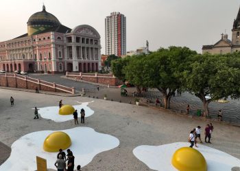 Em Manaus, ovos fritos gigantes em frente ao Teatro Amazonas chama atenção