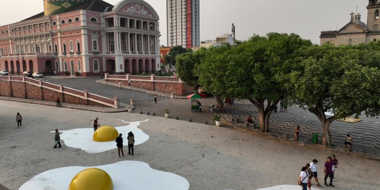 Em Manaus, ovos fritos gigantes em frente ao Teatro Amazonas chama atenção