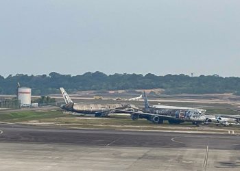 Avião precisa fazer pouso forçado e sai da pista em Aeroporto de Manaus