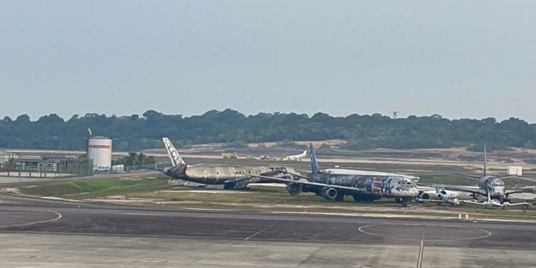 Avião precisa fazer pouso forçado e sai da pista em Aeroporto de Manaus