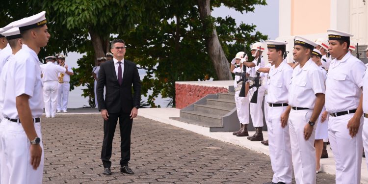 David Almeida recebe homenagem e ganha medalha ‘Amigo da Marinha’