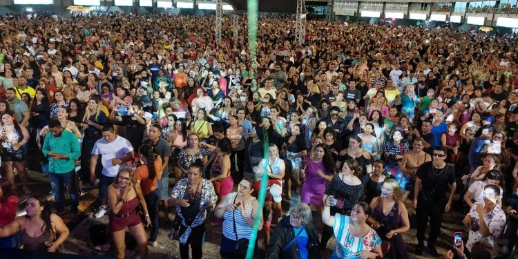 Prefeitura homenageia professores e servidores públicos municipais com evento no Sambódromo