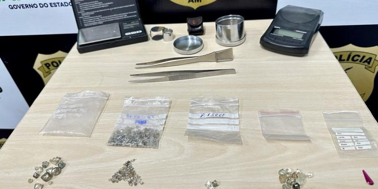 Dono de auto peças é preso com R$ 1 milhão em diamantes ilegais