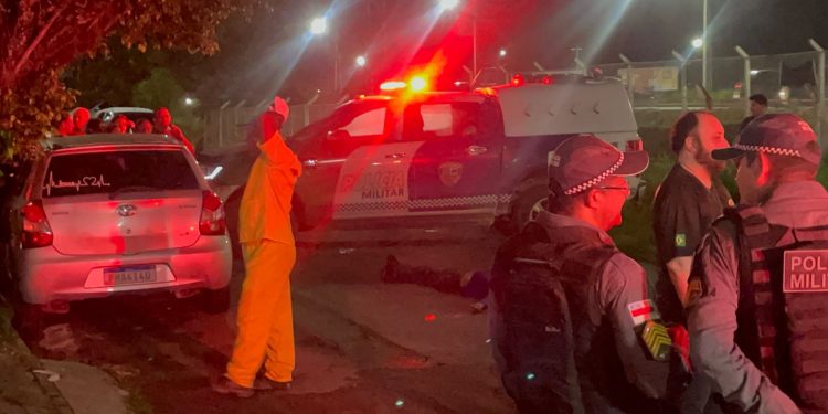 ​Na garupa de moto de amigo, homem é morto com tiro na nuca