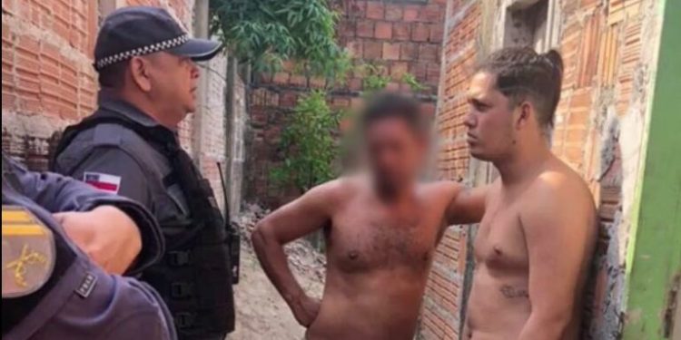 Achando que é corno, influenciador André Rapariga bate na mulher e recebe visita da PM