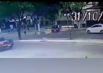 Vídeo mostra que idoso de 75 anos que morreu atropelado em Manaus pode não ter tropeçado; veja