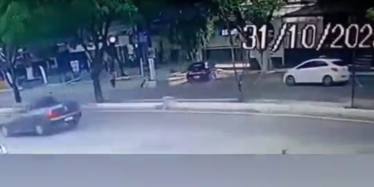 Vídeo mostra que idoso de 75 anos que morreu atropelado em Manaus pode não ter tropeçado; veja