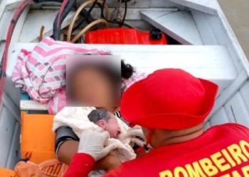 Bolsa estoura na canoa e bebê nasce no meio do Rio Solimões, no Amazonas