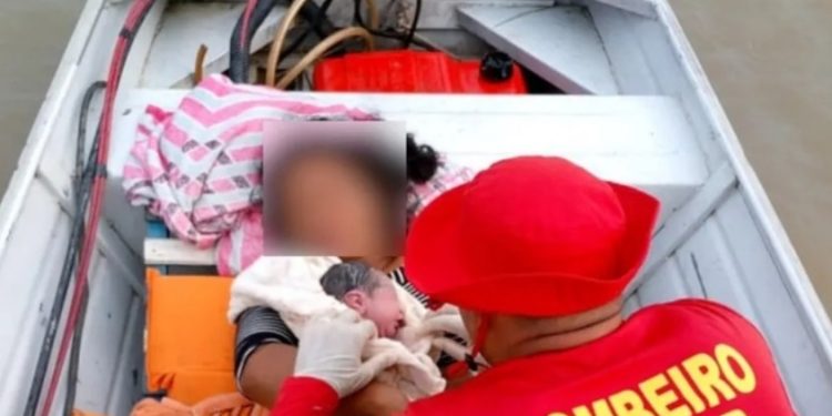 Bolsa estoura na canoa e bebê nasce no meio do Rio Solimões, no Amazonas