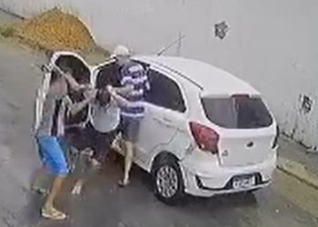 Vídeo: ladrões dão coronhada em motorista e roubam carro dele em Manaus