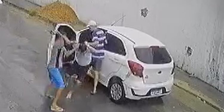 Vídeo: ladrões dão coronhada em motorista e roubam carro dele em Manaus