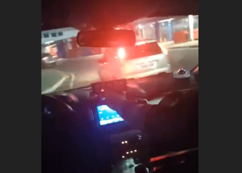 Vídeos: Mulher supostamente bêbada dá trabalho para a PM ao dirigir enlouquecida por Manaus