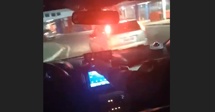 Vídeos: Mulher supostamente bêbada dá trabalho para a PM ao dirigir enlouquecida por Manaus