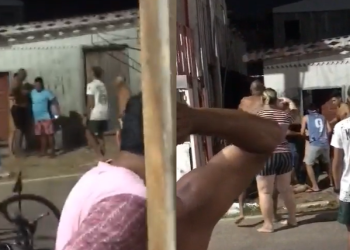 Vídeo: Em Parintins, homem fica desesperado após suspeito invadir casa e ameaçar a esposa