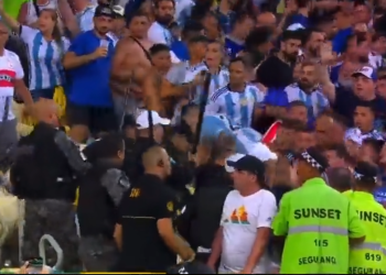 Confusão na arquibancada atrasa início do jogo entre Brasil e Argentina; veja