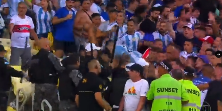 Confusão na arquibancada atrasa início do jogo entre Brasil e Argentina; veja