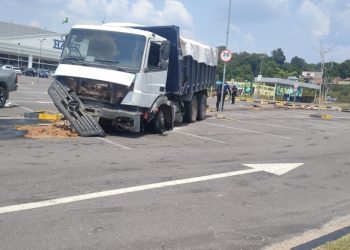 Veja: Carreta desgovernada derruba muro e invade Shopping Via Norte