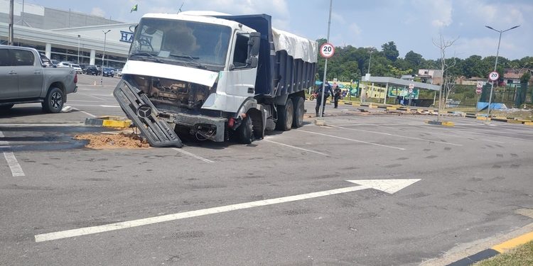 Veja: Carreta desgovernada derruba muro e invade Shopping Via Norte