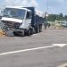 Veja: Carreta desgovernada derruba muro e invade Shopping Via Norte