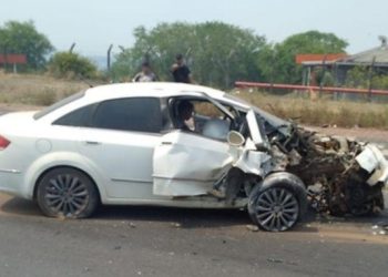 Homem fica ferido ao acertar carro com tudo em poste de energia no Distrito Industrial